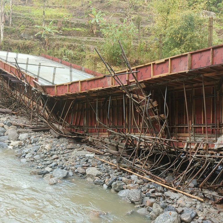 हिउँदे बाढीका कारण फाकुम्बा र ढुङगेसाँघु जोड्ने नेरुवाखोला माथिको निर्माणाधिन मोटरेवल पुल भाँचियो