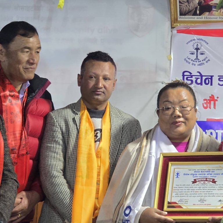 नेत्रज्योति संघद्धारा आँखा स्वास्थ्य सेवाका स्वयंसेवीलाई सम्मान र बिद्यार्थीलाई निःशुल्क चश्मा बितरण