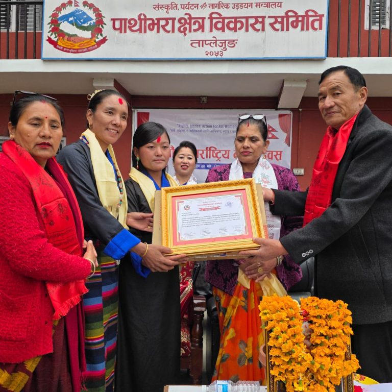 फुङलिङका दुई बिद्यार्थी ल्यापटप सहित सम्मानित