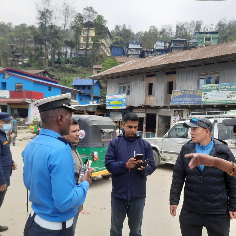 पाथीभराका तीर्थालुका लागि सवारी साधनको व्यवस्थापनमा बिशेष चासो,डिएसपी गौतम ट्राफिक प्रहरीसंगै अग्रसर
