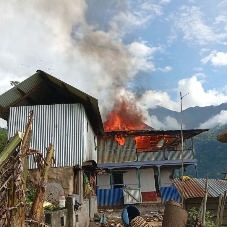 फाकुम्बाको आगलागीमा १६ लाखको क्षति