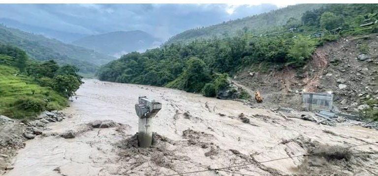 तमोरको निर्माणाधीन पुल बाढीले बगायो, पुलको सपना अधुरै