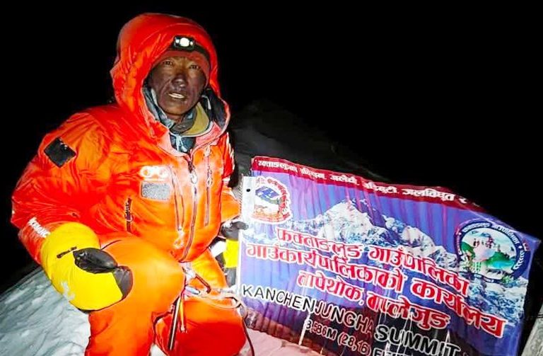 ओलाङ्चुङगोलाका छेतेनटासीले गरे कञ्चनजंघाको आरोहण