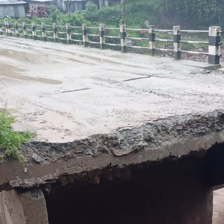इन्द्रावतीमा बाढी आउँदा पुलमा क्षति, यातायात अवरुद्ध