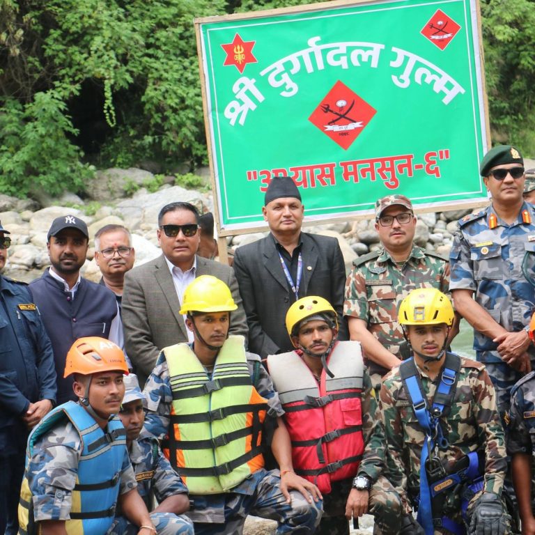 नदी तथा खोला खोँचमा परेकाको उद्धार गर्ने तरिका बारे जानकारी दिदैं गरियो विपद् नमूना अभ्यास शिक्षण