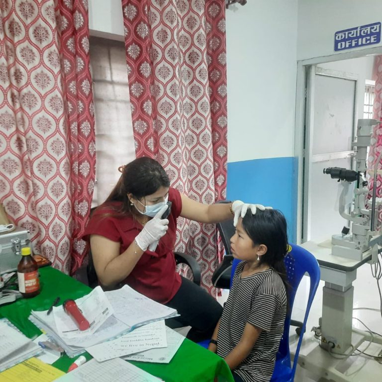 दोभानको शिविरमा ५९ जनाको आँखाको शल्यकृया