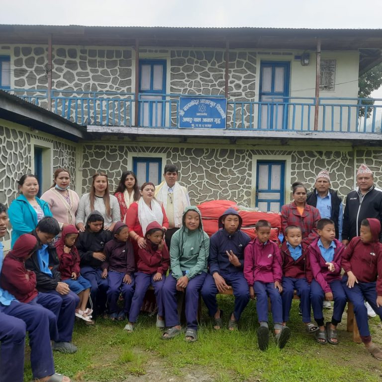 सुस्त श्रवण बिद्यार्थीलाई ब्लाङकेट र ज्याकेट बितरण