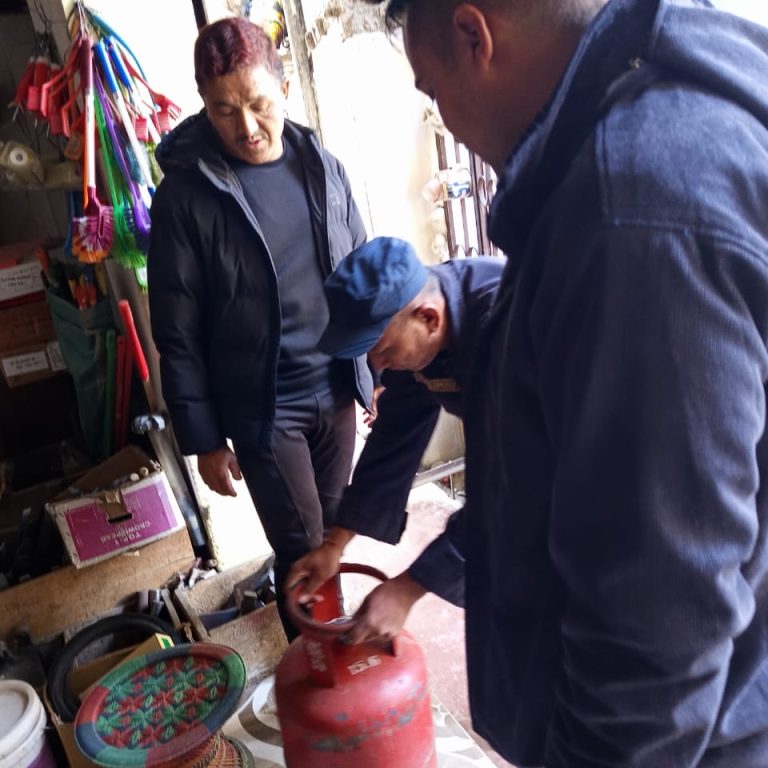 अनुगमन समितिद्धारा ताप्लेजुङमा ग्याँस बिक्री गर्ने व्यवसायको अनुगमन,ग्याँसको नापतौल समेत गरियो