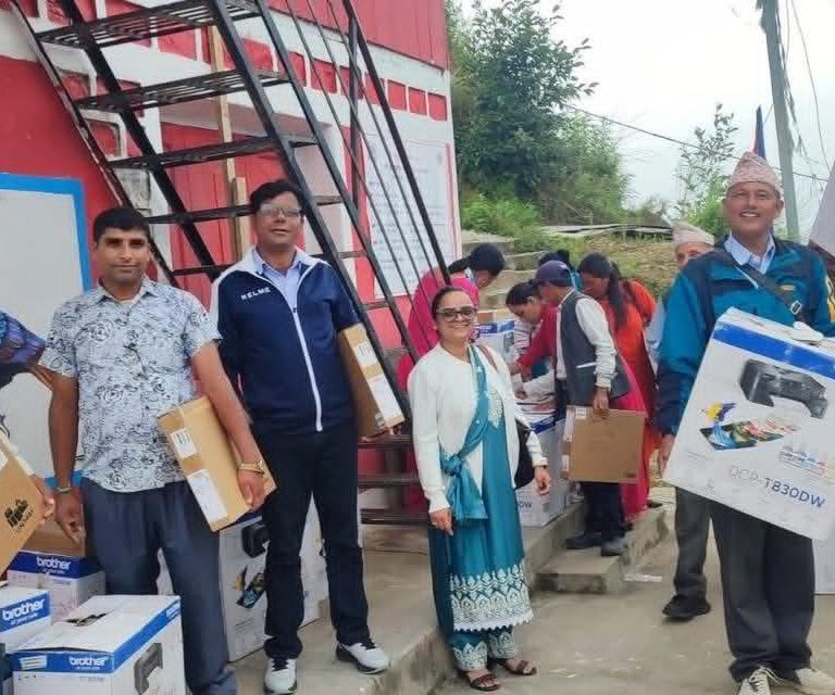 सिदिङ्वाद्धारा पालिकाभरीका बिद्यालयलाई एक–एकथान ल्यापटप र प्रिन्टर प्रदान