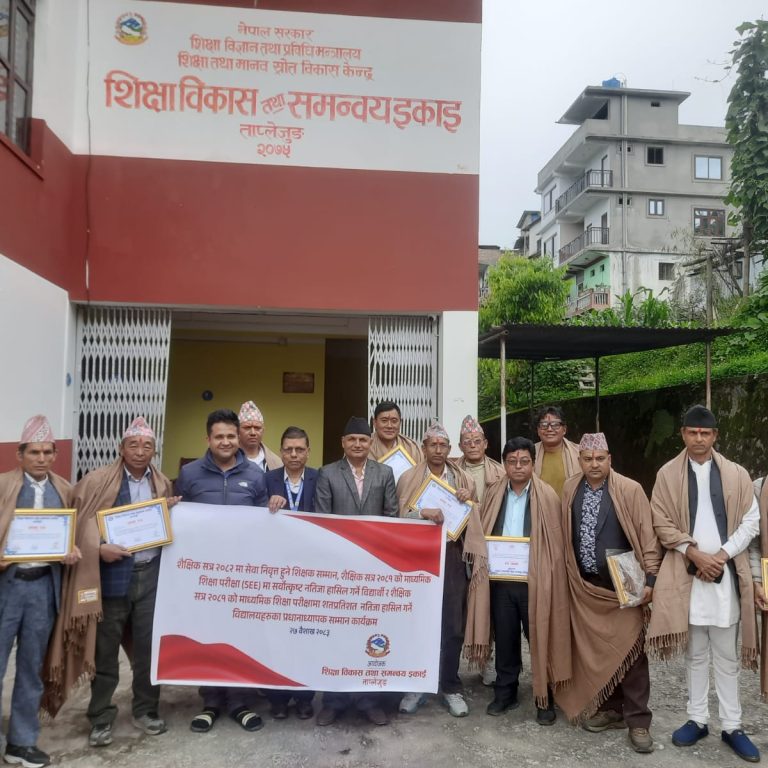 एसईईमा सतप्रतिशत अंक ल्याउने बिद्यालय,उत्कृष्ट अंक ल्याउने बिद्यार्थी र सेवानिवृत्त शिक्षक सम्मानित