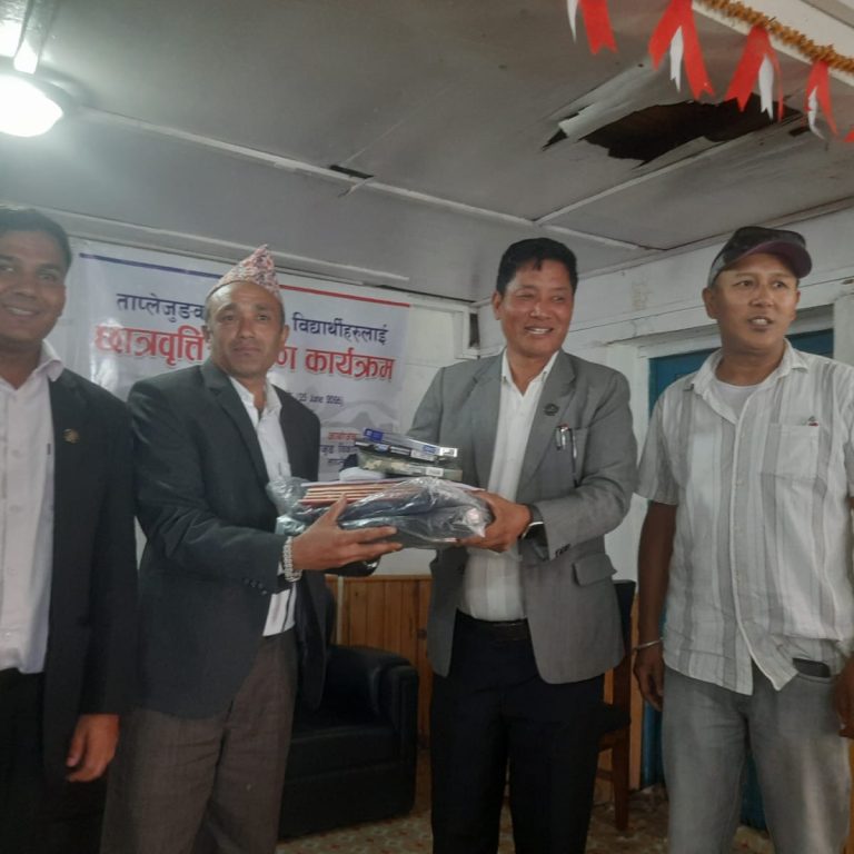 दौंतरी नेपालको सहयोगमा ताप्लेजुङका ६ बिद्यालयमा २ सय ३ बिद्यार्थीले पाए शैक्षिक सामग्री