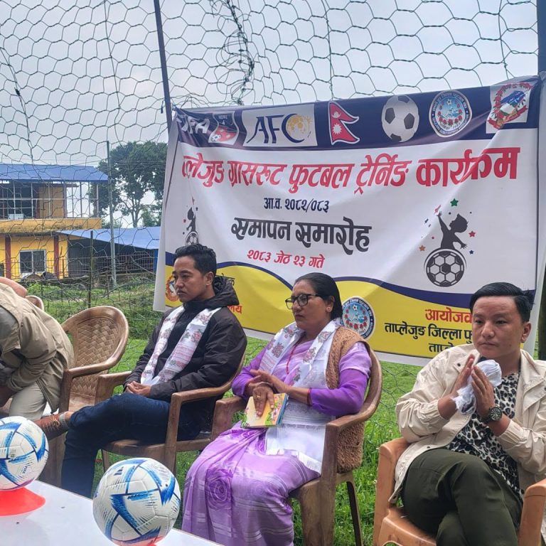 ग्रासरुट फुटबल प्रशिक्षणसंगै खेल सामग्री हस्तान्तरण