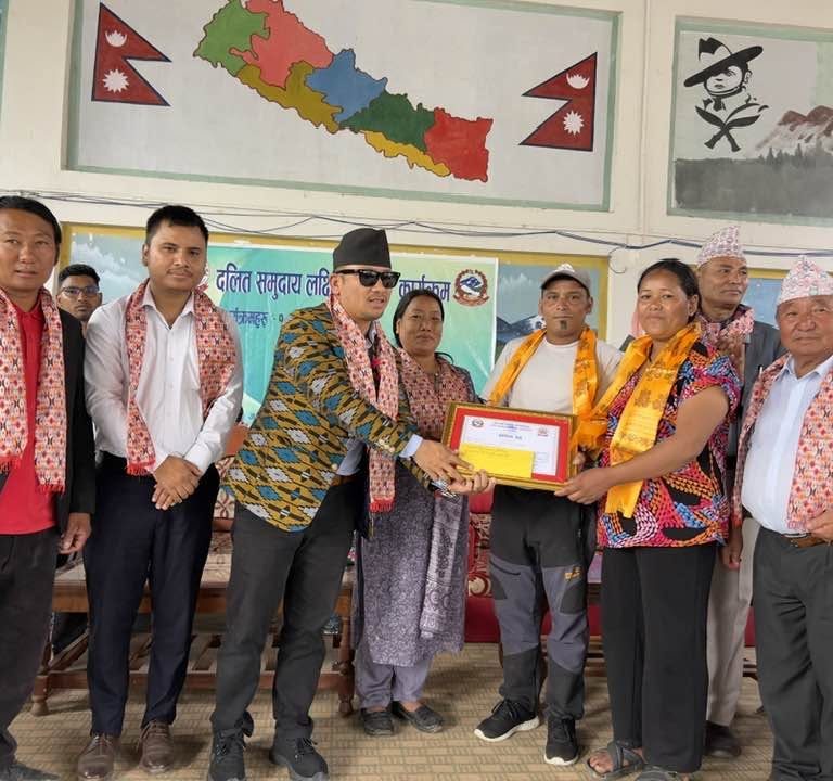 दलित र गैर दलित समुदायबिच अन्तर जातीय बिबाह गर्ने दम्पत्तिलाई आठराई त्रिबेणीको सम्मान
