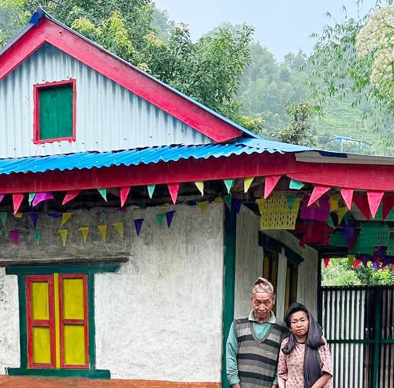 साब्लाखुका बेसहारा दम्पतीलाई घर हस्तान्तरण