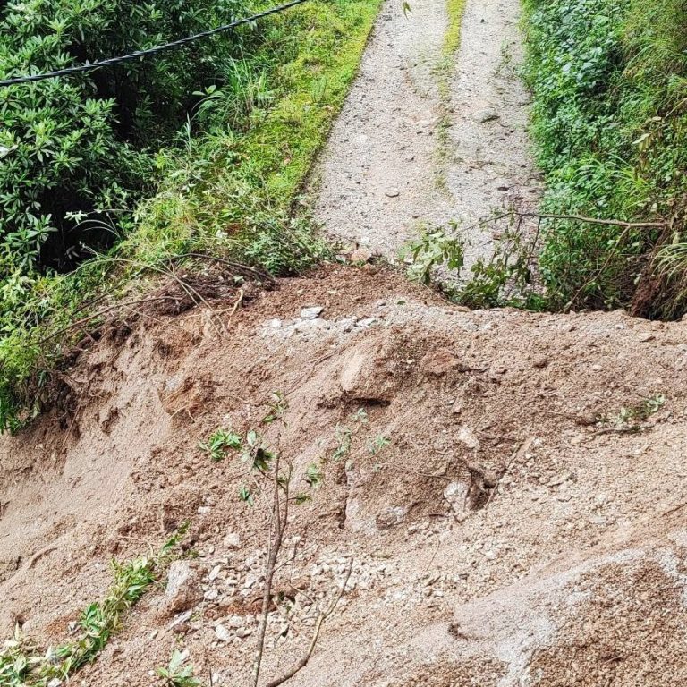 पहिरोले फुरुम्बुमा सडक र विधुत अवरुद्ध