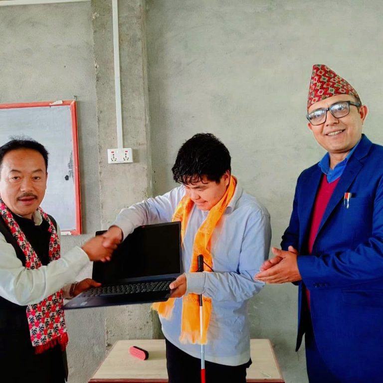 दृष्टीबिहिन बिद्यार्थीको अध्ययन सहजताका लागि मैवाखोलाले दियो ल्यापटप,आय आर्जनमा समेत सहयोग पुग्ने विश्वास