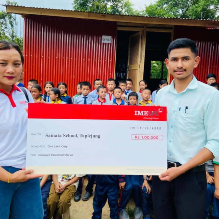आइएमई लाईफ इन्स्योरेन्सले फुङलिङको समता बिद्यालयलाई दियो एकलाख रुपैयाँ
