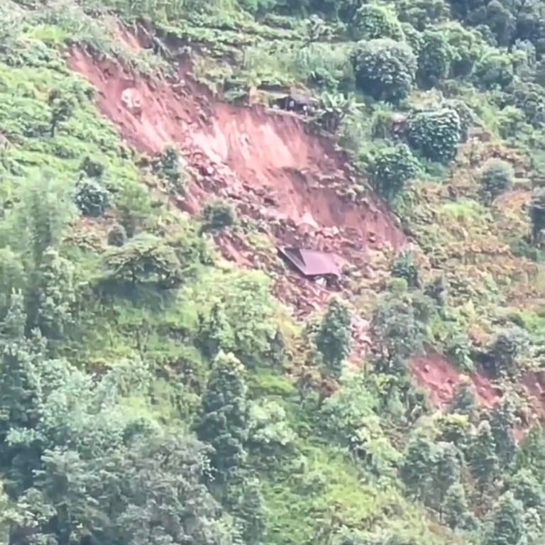ताप्लेजुङको कालिखोला नेवारेमा पहिरो,एक घरमा पूर्ण रुपले क्षति,एक घर जोखिममा,प्रहरी टोली घटनास्थलमा