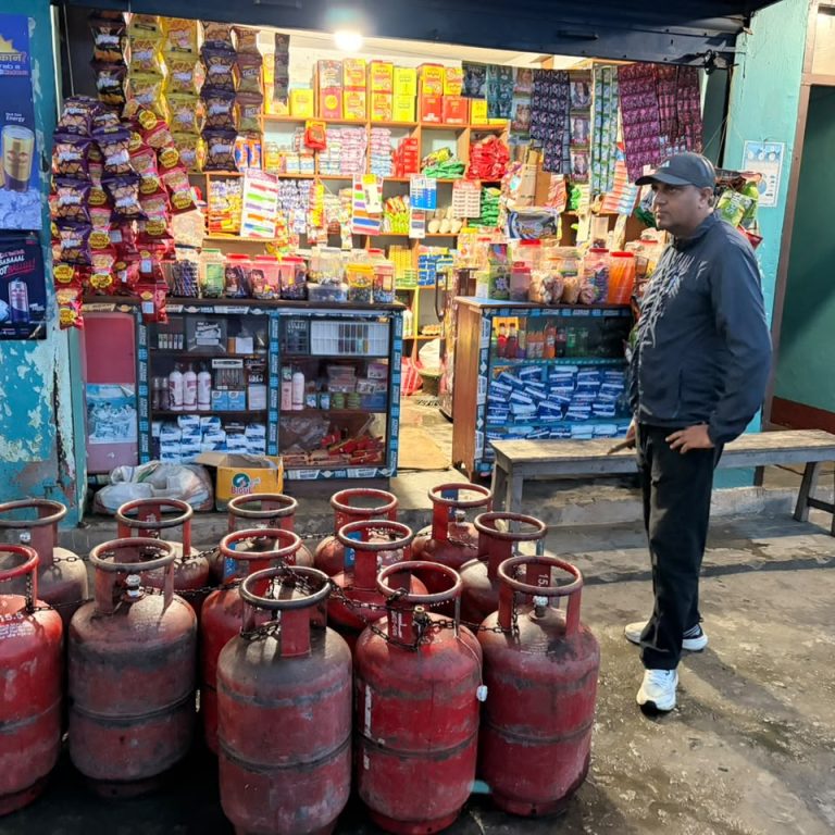 प्रजिअ दाहालद्धारा ग्याँस बिक्री गर्ने पसलको छड्के अनुगमन,भन्नुहुन्छ‘स्टक पनि छैन,हाई डिमाण्ड पनि देखिएन’