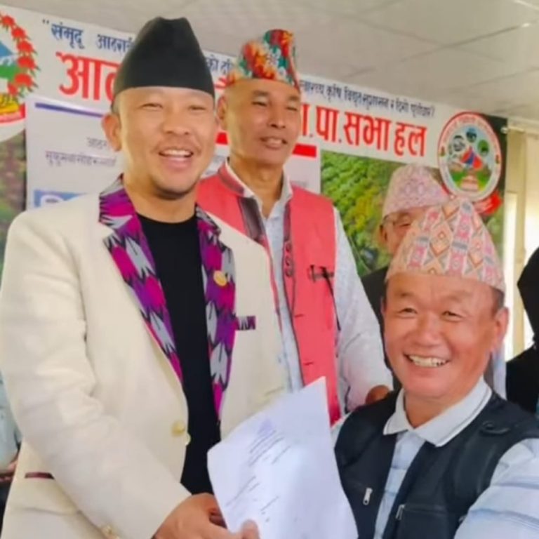 आठराई त्रिबेणीद्धारा पालिकाका १०८ परिवार भूमिहिन सुकुम्बासी तथा अव्यस्थित बसोबासीलाई निस्सा बितरण