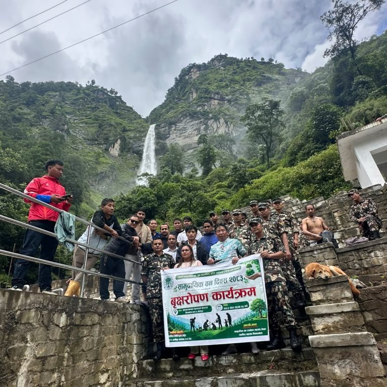 सामुदायिक वन दिवसका अवसरमा फुङफुङ्गे सामुदायिक वन क्षेत्रमा सफाई र वृक्षरोपण