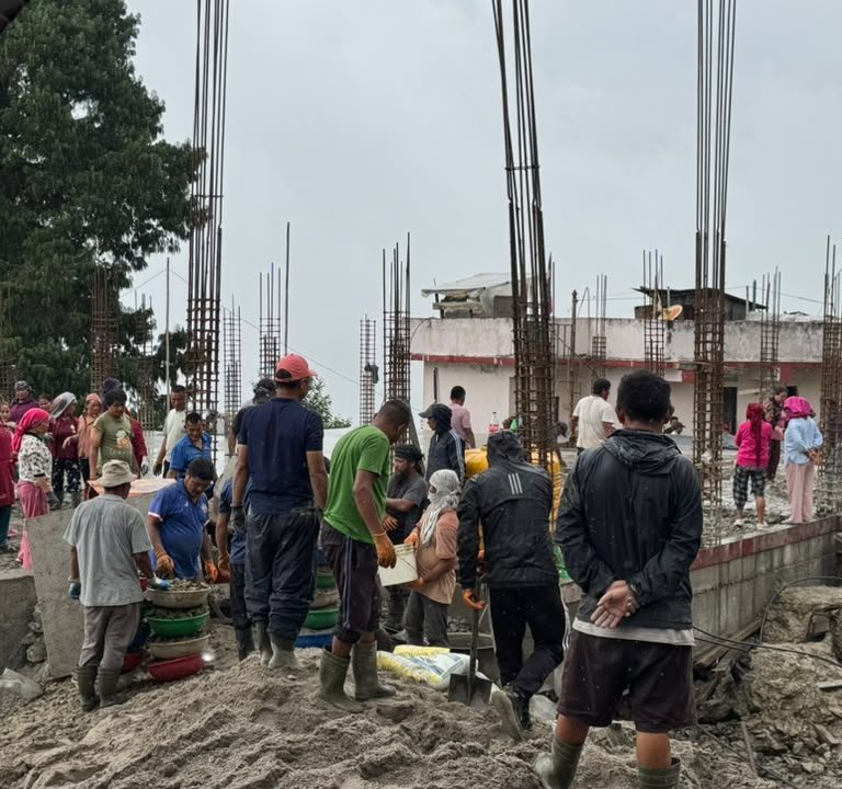 निमा छ्योखोर्लिङ बौद्ध गुम्बा पुर्ननिर्माणको कार्य तीव्र,शनिवार एकैदिन करिव २ सय बढीले गरे श्रमदान