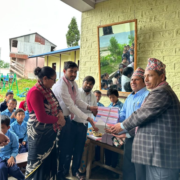 खाद्य व्यवस्था तथा व्यपार कम्पनी लिमिटेडद्धारा स्थापना दिवसमा खाद्य तथा शैक्षिक सामग्री प्रदान