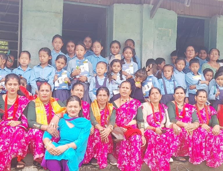 साब्लाखुको लालीगुराँस बहुउद्देश्यीय महिला समूहद्वारा विद्यार्थीलाई शैक्षिक सामग्री वितरण