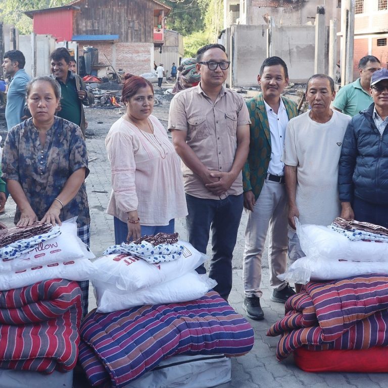 दोभानका अग्निपीडितलाई नेकपाको राहत सामग्री