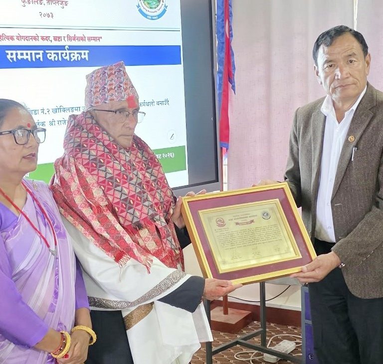 वरिष्ठ लेखक तथा साहित्यकार थापा एक लाख ५१ हजार नगदसहित सम्मानित