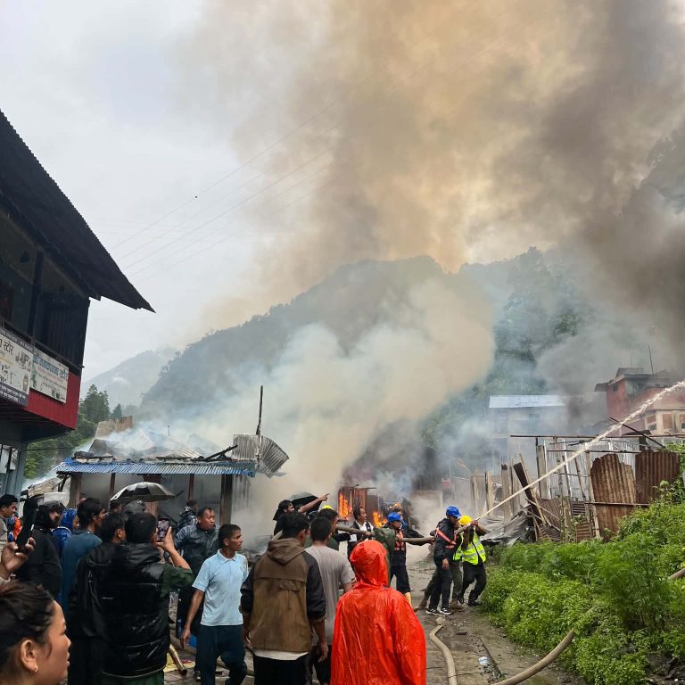 दोभान बजारको आगलागीमा अनुमानित एकदर्जन घर पसल जले,दमकल पुगेर आगो निभाउन थाल्यो