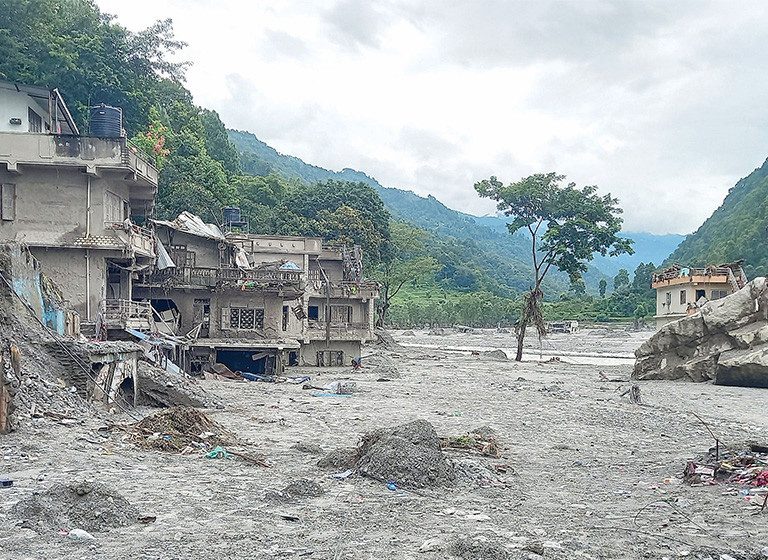 बाढी पीडितलाई ङावोरक सङ्जुम्बोको सहयोग