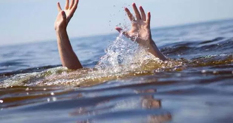 सडकबाट पल्टिएको ट्रयाक्टरलाई मैवाखोलाले बगाउँदा चालक सहित दुईजना वेपत्ता,खोजी कार्य तीव्र