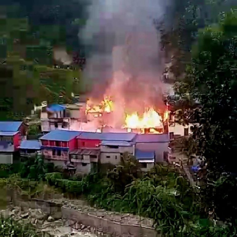 दोभान आगलागी : ८ घरधनीका १० घर जले,१७ घरपरिवार बिस्थापित,प्रतिकार्यमा जुटे विपद् व्यवस्थापन समिति