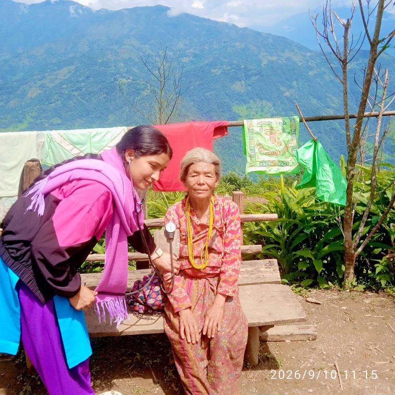 जेष्ठ नागरिक तथा अपाङ्गता भएका व्यक्तिका घरमै पुगेर स्वास्थ्य परीक्षण तथा उपचार गर्दै मैवाखोला