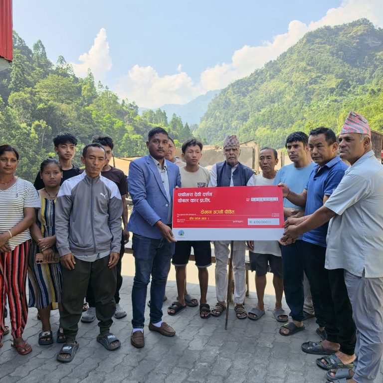 पाथीभरा देवी दर्शन केवलकार प्रालिले दोभान बजारका अग्नि पीडितलाई दियो ५ लाख रुपैयाँ राहत