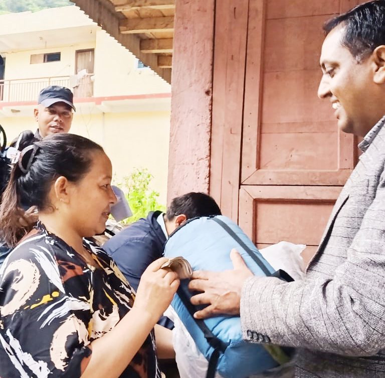 दोभान बजारका अग्निपीडितलाई राहत वितरण