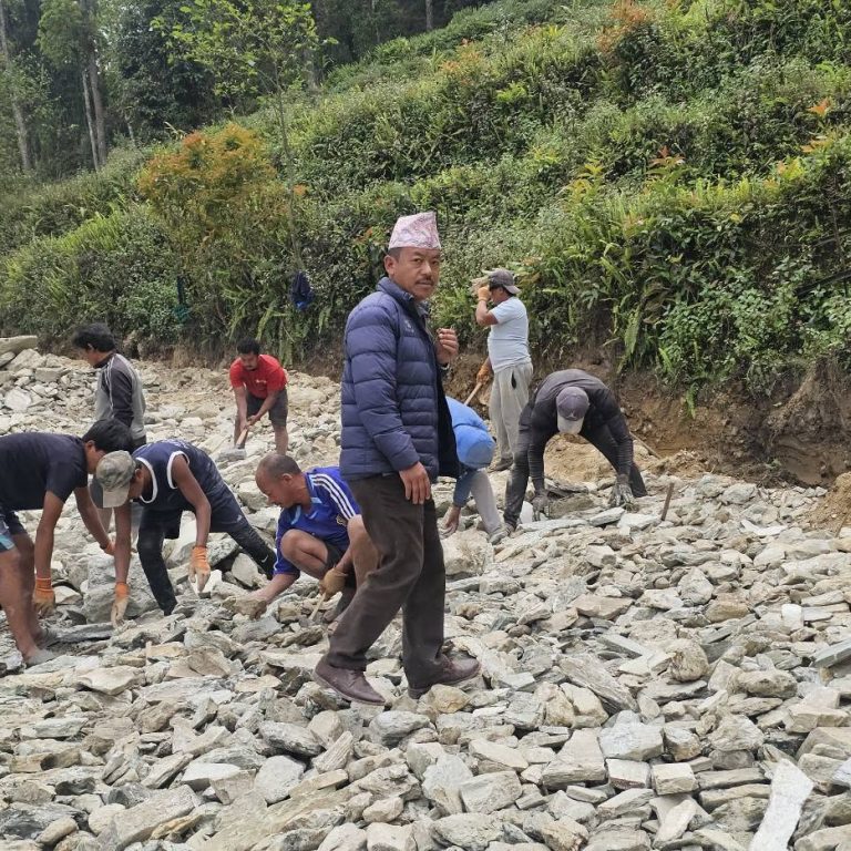 मैवाखोलामा आव २०८२।८३ मा ८ किमी बढी सडक सोलिङ