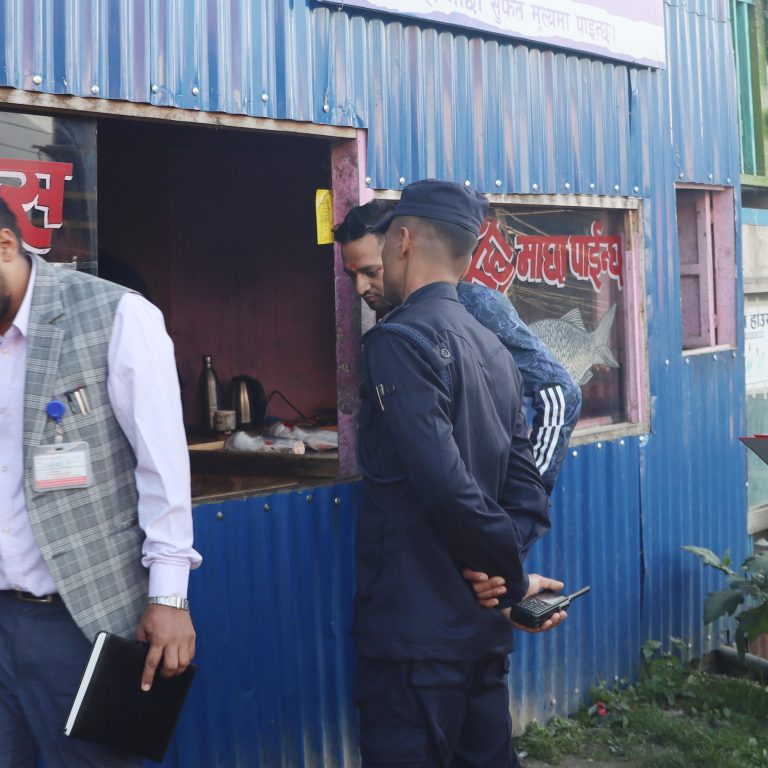 फुङ्लिङ बजारमा मासु माछा पसलको अनुगमन
