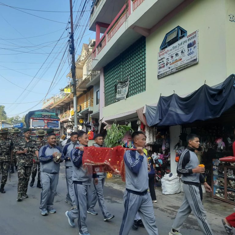 ताप्लेजुङमा गरियो फूलपाति बढाँई,जिल्ला प्रहरी कार्यालयको दशैंघरबाट सेना र सशस्त्रमा लगियो फूलपाति