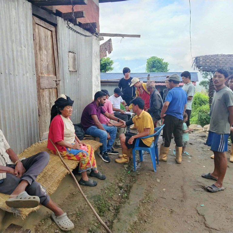 जनताकै घरदैलोमा पुगी स्वास्थ्य परीक्षण,दशैं–तिहारको शुभकामना र सामाजिक सुरक्षा भत्ता बितरण गर्दै फक्ताङलुङ