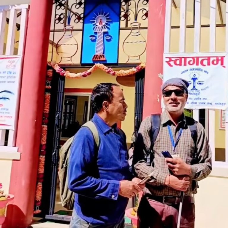 पाथीभरा आउने क्रममा बेखर्चि भई घर फर्कन समस्या परेका एक दृष्टीबिहिनलाई हेल्पिङ हेण्ड ताप्लेजुङद्धारा सहयोग