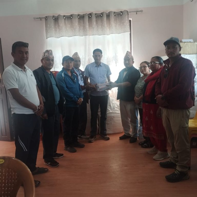 फुनपा–६ द्धारा वडाभरीका सामुदायिक बिद्यालयका बिद्यार्थीलाई बर्षदिन पुग्नेगरी शैक्षिक सामग्री बितरण