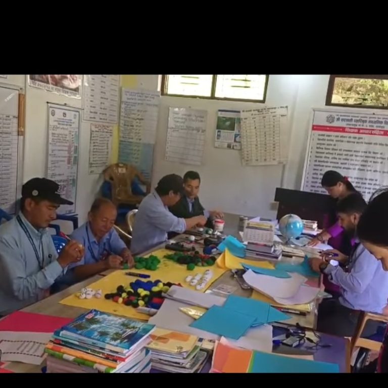 फक्ताङलुङका बिद्यालयका कक्षाकोठामा शिक्षण सामग्री अनिवार्य,शिक्षकले आफैं बनाउँछन् शिक्षण सामाग्री